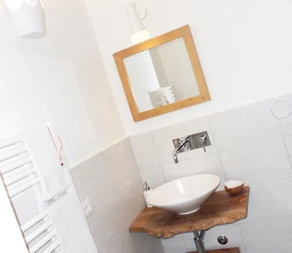 Than לינה וארוחת בוקר 4*