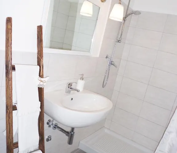 Than לינה וארוחת בוקר