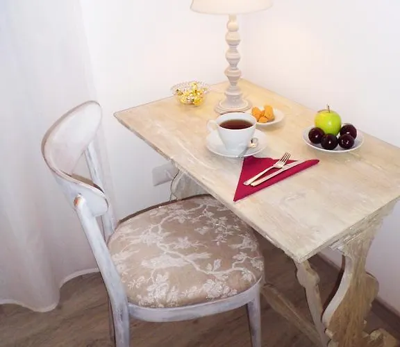 לינה וארוחת בוקר Than