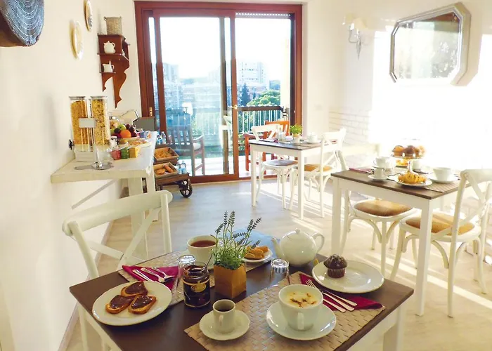 לינה וארוחת בוקר Than 4*